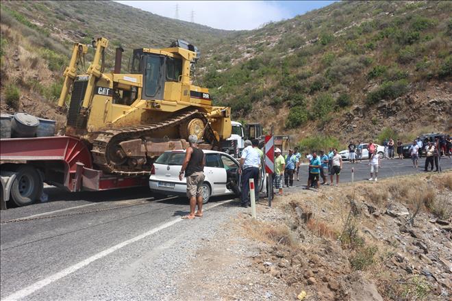 Otomobil TIR'a Çarptı 17 KM'lik Araç Kuyruğu Oluştu