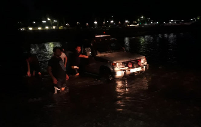 Mahsur Kalan Dört Kişiyi İtfaiye Ekipleri Kurtardı