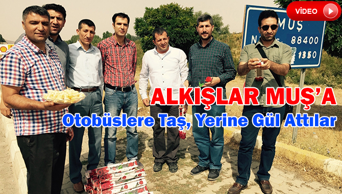 Muşlu Vatandaşlar Otobüsler Lokum ve Gül Dağıttılar